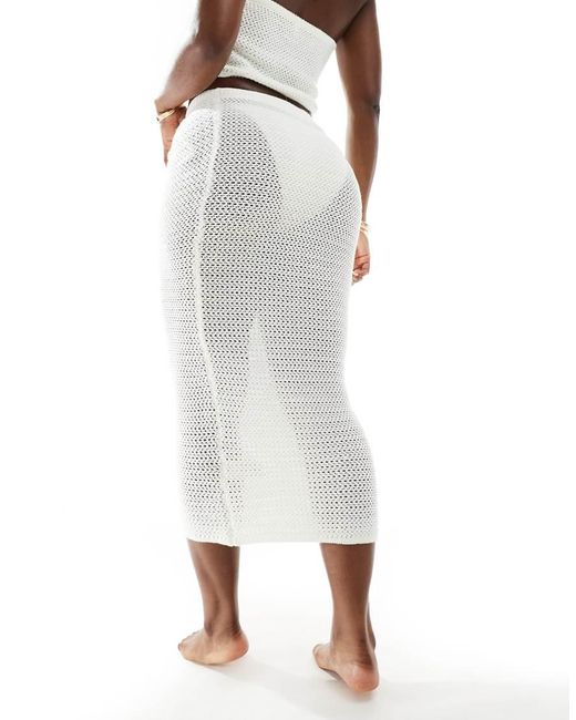 X Perrie Sian di In The Style in White