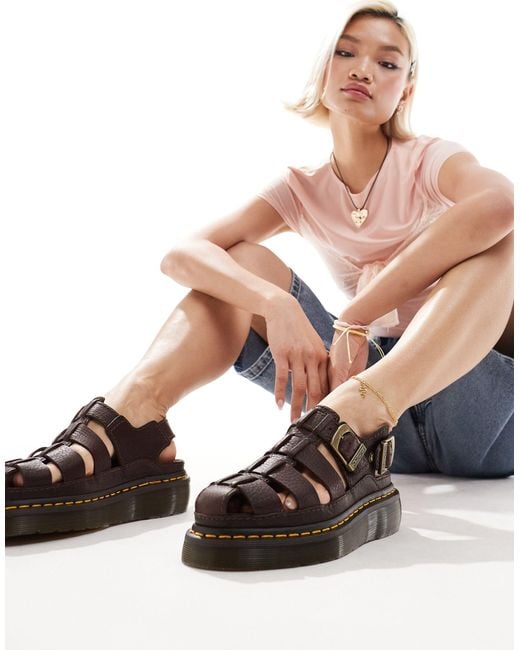 Sandalias marrones estilo cangrejeras con suela quad archive Dr. Martens de color Pink