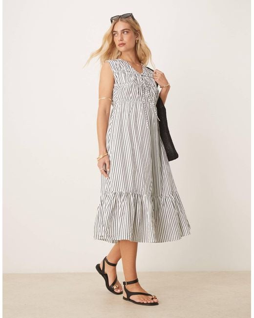 Robe mi-longue rayée sans manches en popeline à décolleté plongeant - noir et blanc Y.A.S en coloris Natural