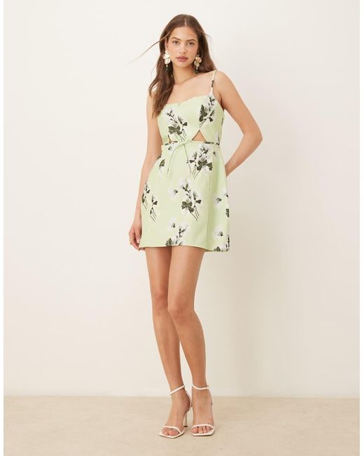 Vestido Corto Verde Salvia Estructurado Con Estampado Floral, Lazo Y Aberturas De ASOS de color Natural