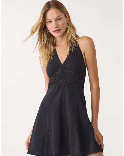 Robe courte en lin mélangé à dos nu Stradivarius en coloris Black