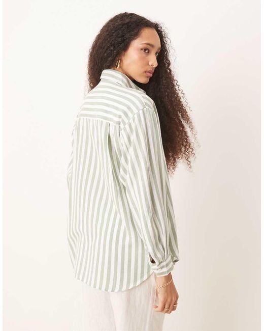 Camicia A Maniche Lunghe Effetto Lino Chiaro A Righe di Stradivarius in White