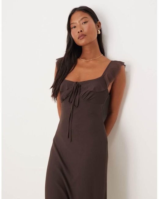 Vestido Midi Con Volante En Los Tirantes Y La Parte Delantera De Asos Design Petite ASOS de color Brown