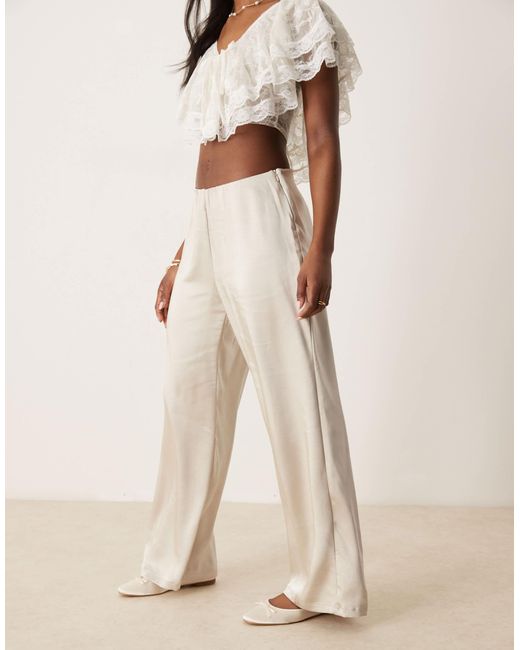 Aware White – hose zum reinschlüpfen aus satin