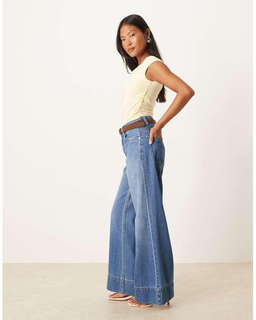 Vaqueros De Pernera Ancha Con Lavado Medio Oscuro, Cinturón Y Detalle De Raya En La Parte Delantera De Asos Design Petite-Azul ASOS de color Blue