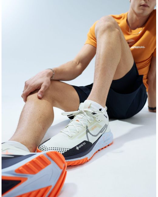 React pegasus trail 4 gore tex sneakers da uomo bianco sporco e arancione da Uomo di Nike in Blu Lyst