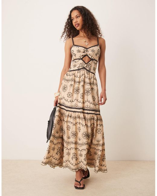 Robe longue à bretelles fines et liserés noirs avec découpe et broderies - taupe ASOS en coloris Natural