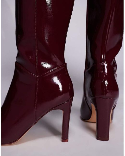 Botas Por La Rodilla Burdeos De Tacón Con Puntera Cuadrada Pose De -Rojo Public Desire de color Red