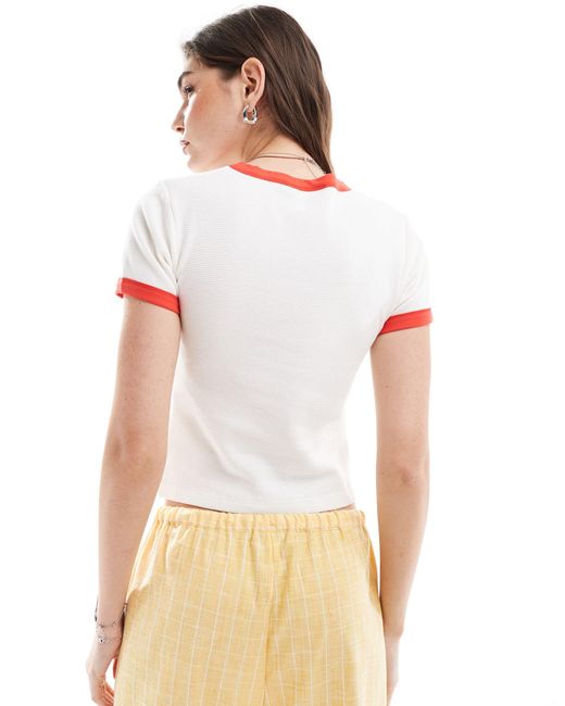 T-shirt corta color crema a nido d'ape con stampa di mallorca e bordi a contrasto di ASOS in White