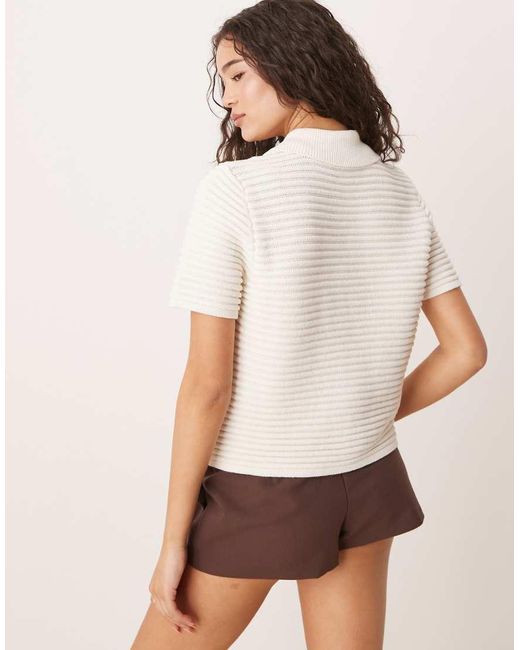 Cardigan A Maniche Corte Color Crema Con Bottoni A Forma Di Conchiglia E Impunture di ASOS in White