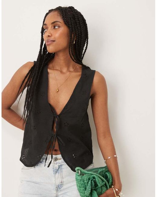 Top Con Lazada En La Cintura Y Bordado Inglés Floral Kayve De Motel de color Black