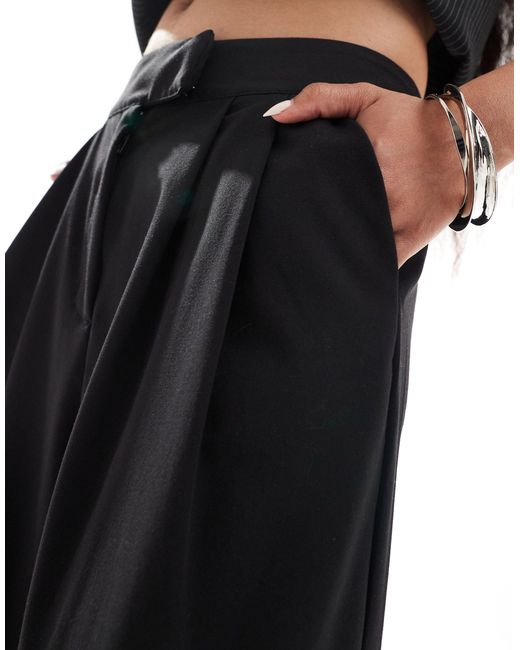Petite - pantaloni sartoriali con piega frontale neri di Stradivarius in Black