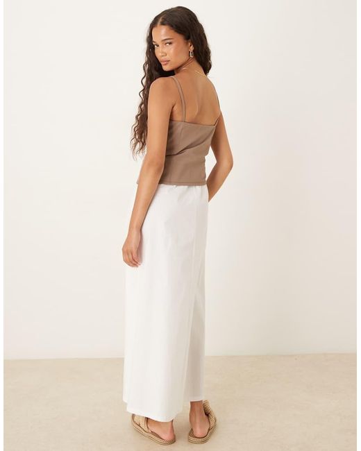 Vestito Lungo Con Spalline Sottili Color Mocha E Gonna di ASOS in Natural