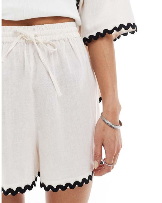 Pantalones Cortos Playeros Blancos Con Ribetes En Zigzag Exclusivos De (Parte De Un Conjunto) esmé studios de color White