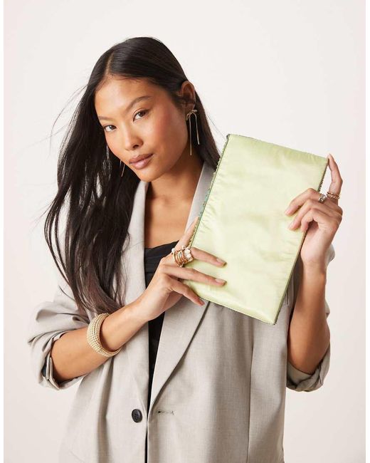 True Decadence Envelop Clutch Met Bloemen En Lovertjes in het Green