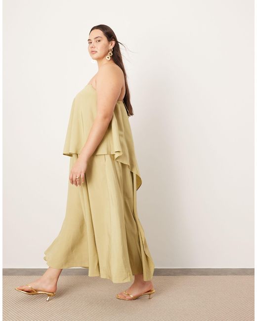 Curve - robe longue effet drapé spectaculaire à poches avec bretelles fines et encolure carrée - olive ASOS en coloris Natural