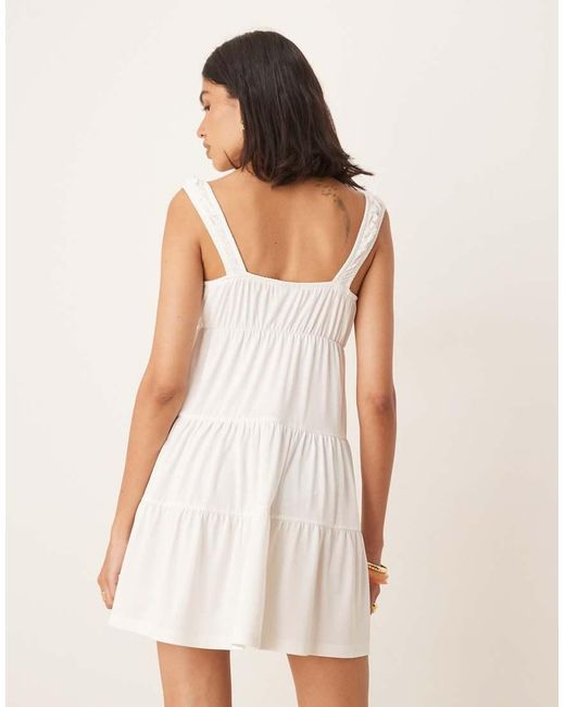 Vestido Corto Blanco Escalonado De Estilo Babydoll Con Vuelo De ASOS de color White