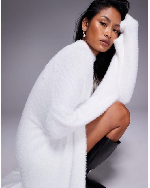 Gilet d'ensemble long en maille douce duveteuse Aria Cove en coloris White