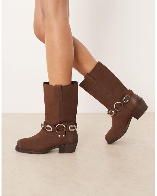 ASOS Natural – chase – kniehohe boho-stiefel aus schokoem nubukleder mit metallriemen