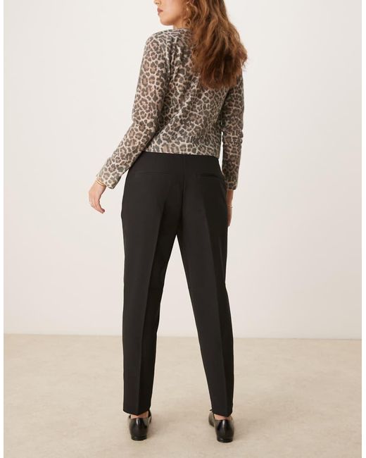 Pantalones De Sastre Negros De Pernera Tapered Y Talle Alto Con Detalle De Costuras De ASOS de color Black