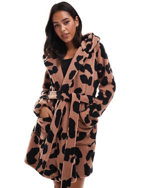 Albornoz Corto Con Estampado De Leopardo De Felpa Microtexturizada De -Marrón ASOS de color Red