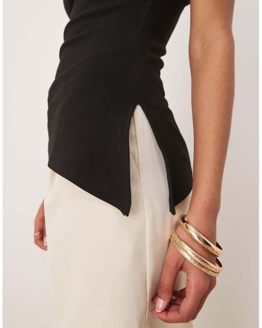 Top A Maniche Corte Taglio Lungo Asimmetrico di Gina Tricot in Black