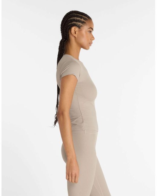 New Balance Natural – geripptes, figurbetontes t-shirt