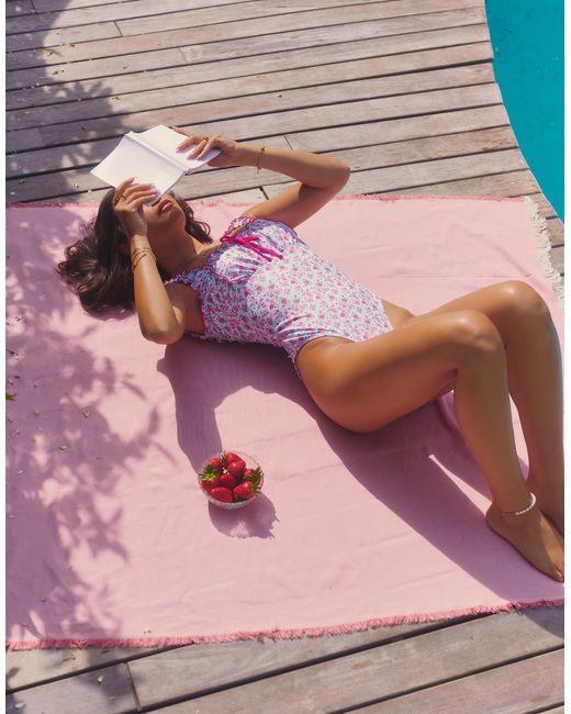 The Frolic Pink X lydia kara – exklusiver, geraffter badeanzug mit kräuselsaum und blumenmuster