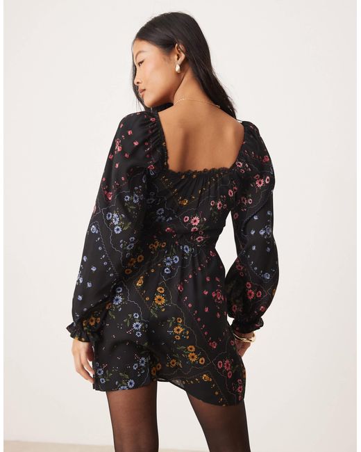 Miss Selfridge Black – gestuftes minikleid mit blumen-kachelmuster