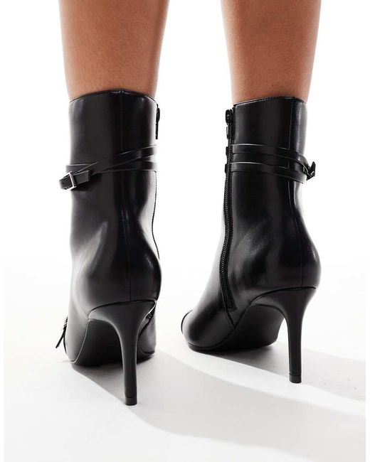 Stivaletti Alla Caviglia A Punta Neri Con Fibbie di New Look in Black