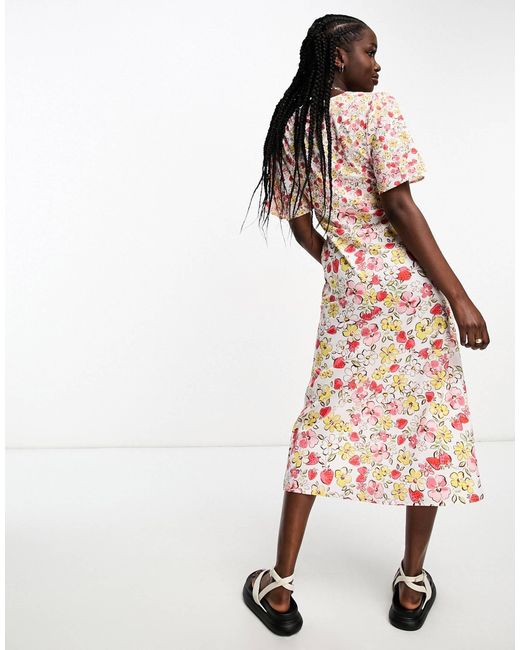 Robe longueur mollet a manches fluides et imprime fleuri Wednesday s Girl en coloris Blanc Lyst