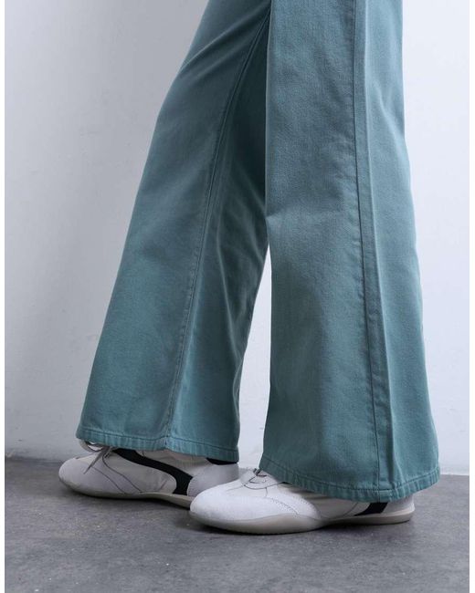 Pantaloni A Zampa A Vita Bassa Blu di TOPSHOP in White