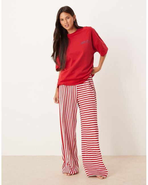 Pigiama Oversize Con Stampa "Après Ski" Composto Da T-Shirt E Pantaloni A Fondo Ampio di ASOS in Red