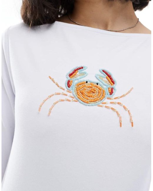 Top A Maniche Lunghe Con Scollo A Barchetta Con Granchio Con Perline di ASOS in White