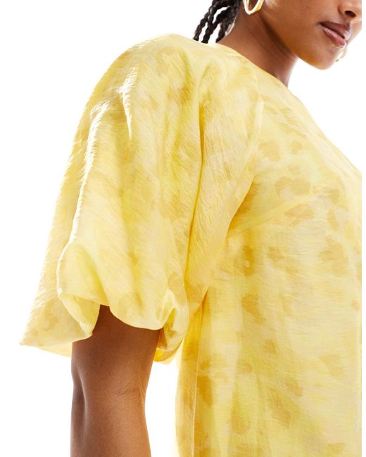 Robe courte à fleurs avec manches courtes bouffantes volumineuses - jaune & Other Stories en coloris Yellow