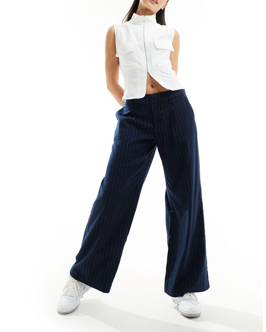 Pantaloni sartoriali a fondo ampio e vita bassa a righe di Hollister in Blue