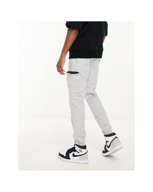 Pantalones claro cargo técnicos con diseño utilitario French Connection de hombre de color White