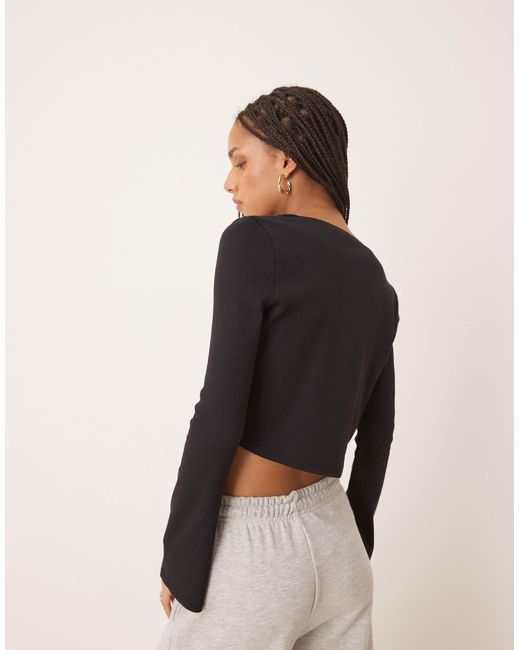 ASOS Black – geripptes, kastiges, langärmliges cropped-oberteil