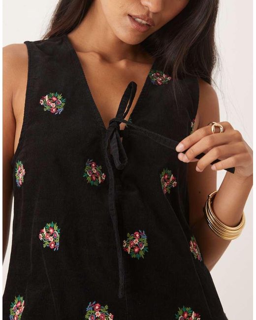 Vestido Corto Negro Estilo Pichi Con Bordados Y Detalle De Lazada De Pana De Nobody's Child de color Black