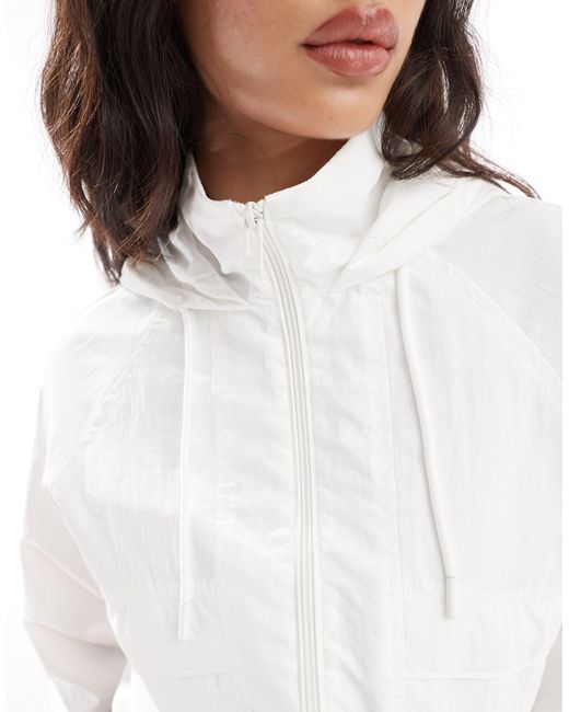 Veste à capuche aspect nylon coupe carrée Pull&Bear en coloris White
