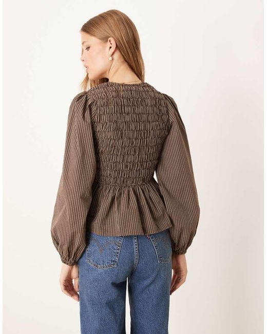 Glamorous Gesmokte Gestreepte Blouse Met Lange Mouwen En Gestrikte Voorkant in het Brown
