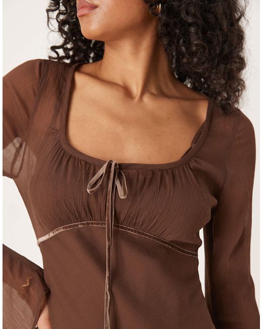 Robe longue à encolure dégagée avec buste froncé et manches longues - chocolat ASOS en coloris Brown