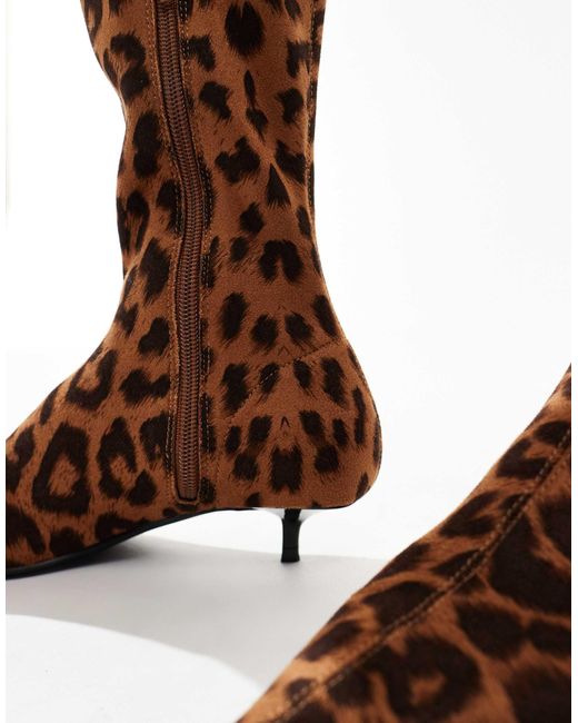 ASOS Red – certain extreme – kniehohe sockenstiefel mit niedrigem kitten-heel-absatz und leopardendesign