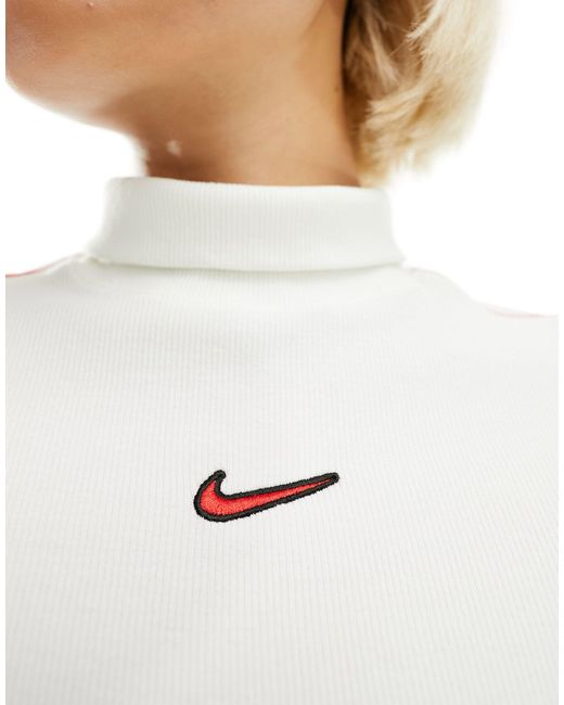 Camiseta blanco hueso y roja Nike de color White