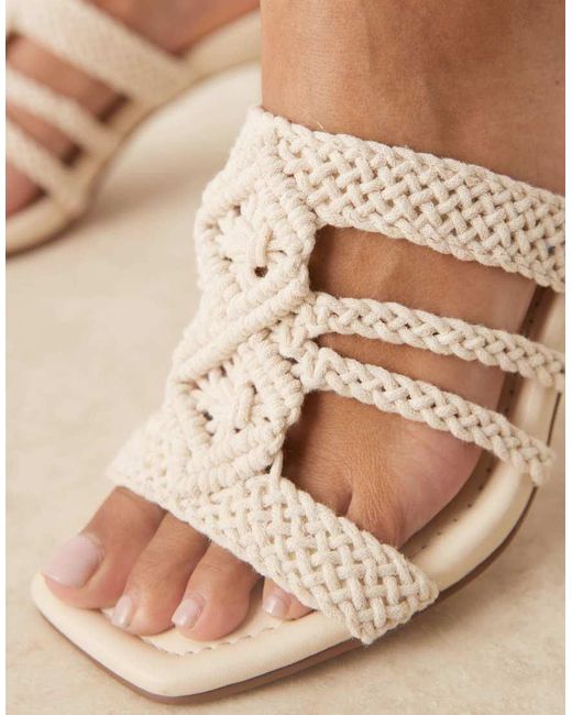 Mules Blanco Hueso De Tacón Medio Con Diseño Entretejido Heidi De Wide Fit ASOS de color Natural