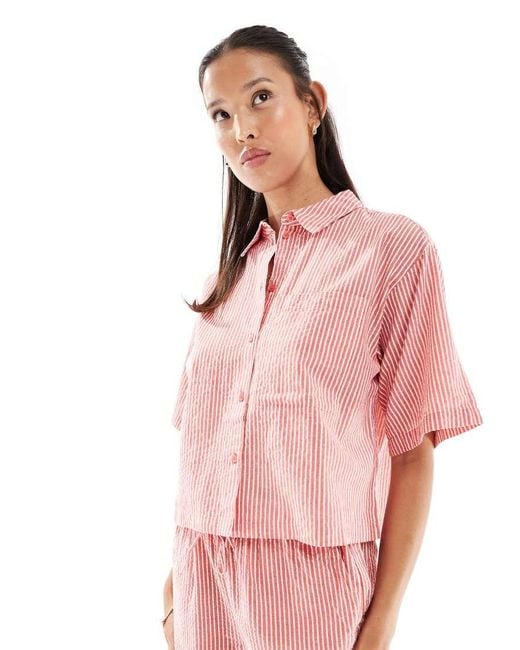 Camicia Taglio Corto Oversize Rossa A Righe di JJXX in Pink