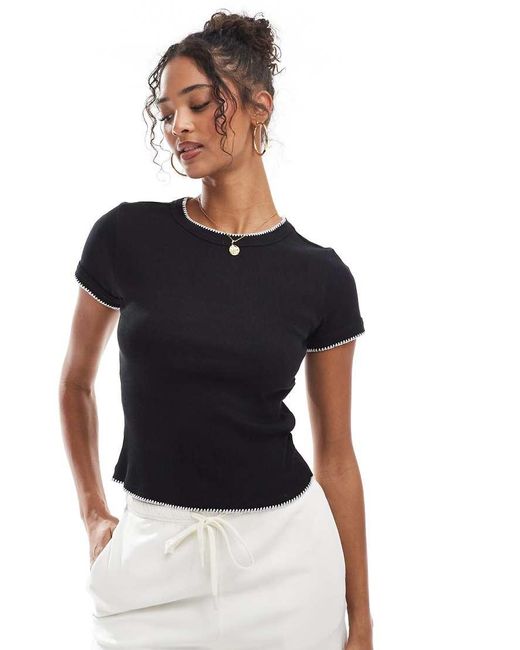 Camiseta Negra Con Diseño Encogido Y Detalle De Pespuntes De Festón De ASOS de color Blue
