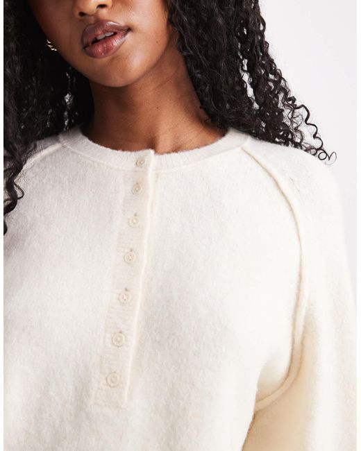 Pull en maille à col boutonné et manches longues - crème ASOS en coloris White