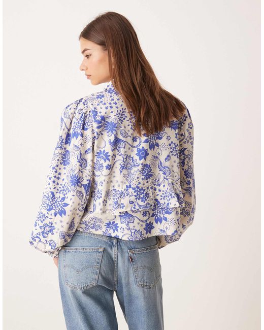 Y.A.S Blue – vorne gebundenes oberteil mit rüschen und paisley-blumenprint