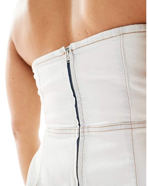 Vestido Vaquero Corto Ajustado Con Lavado Claro Y Escote Palabra De Honor De Hourglass ASOS de color White